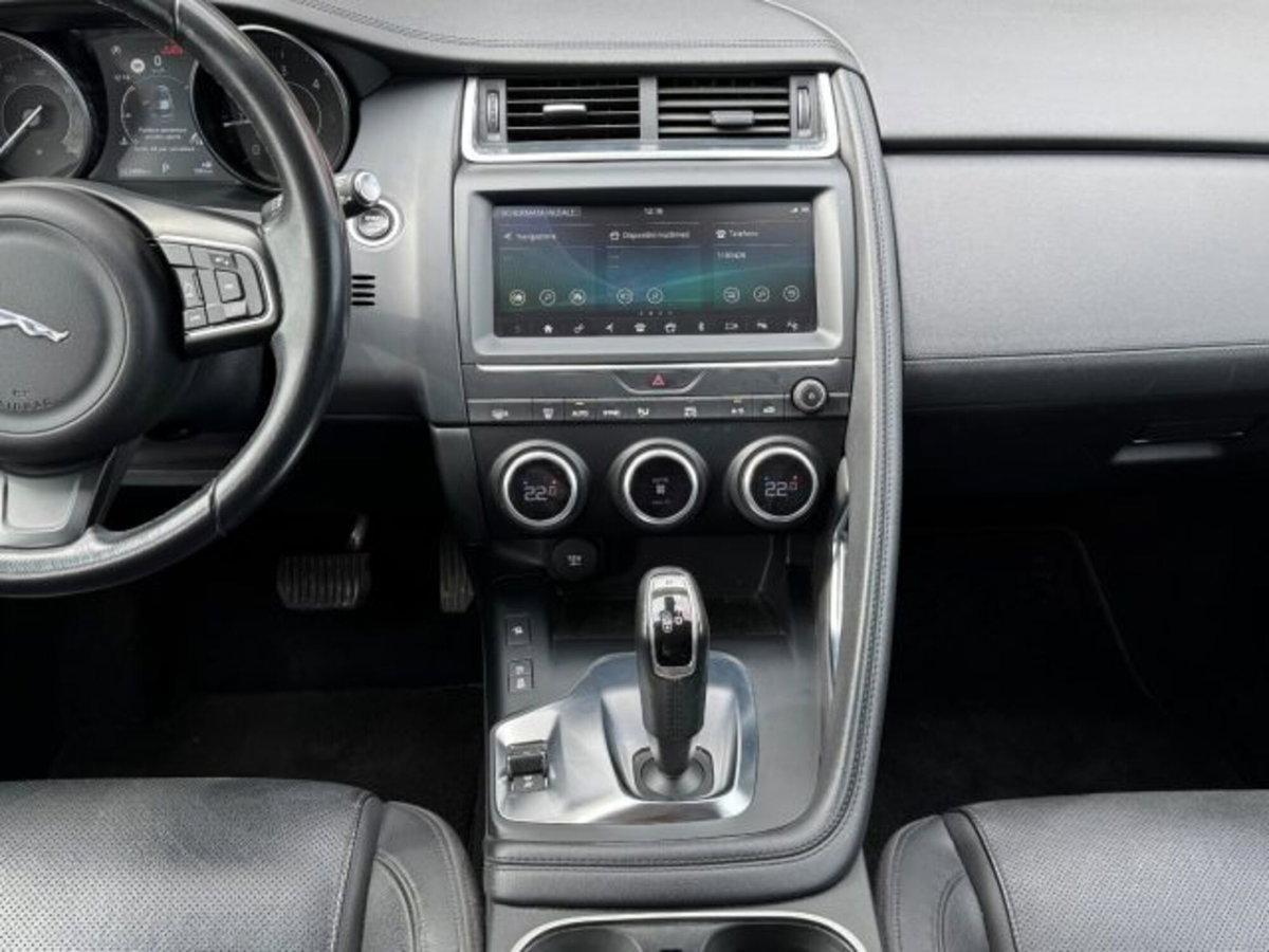 Jaguar E-Pace 2.0D 150 CV AWD R-Dynamic S (8)