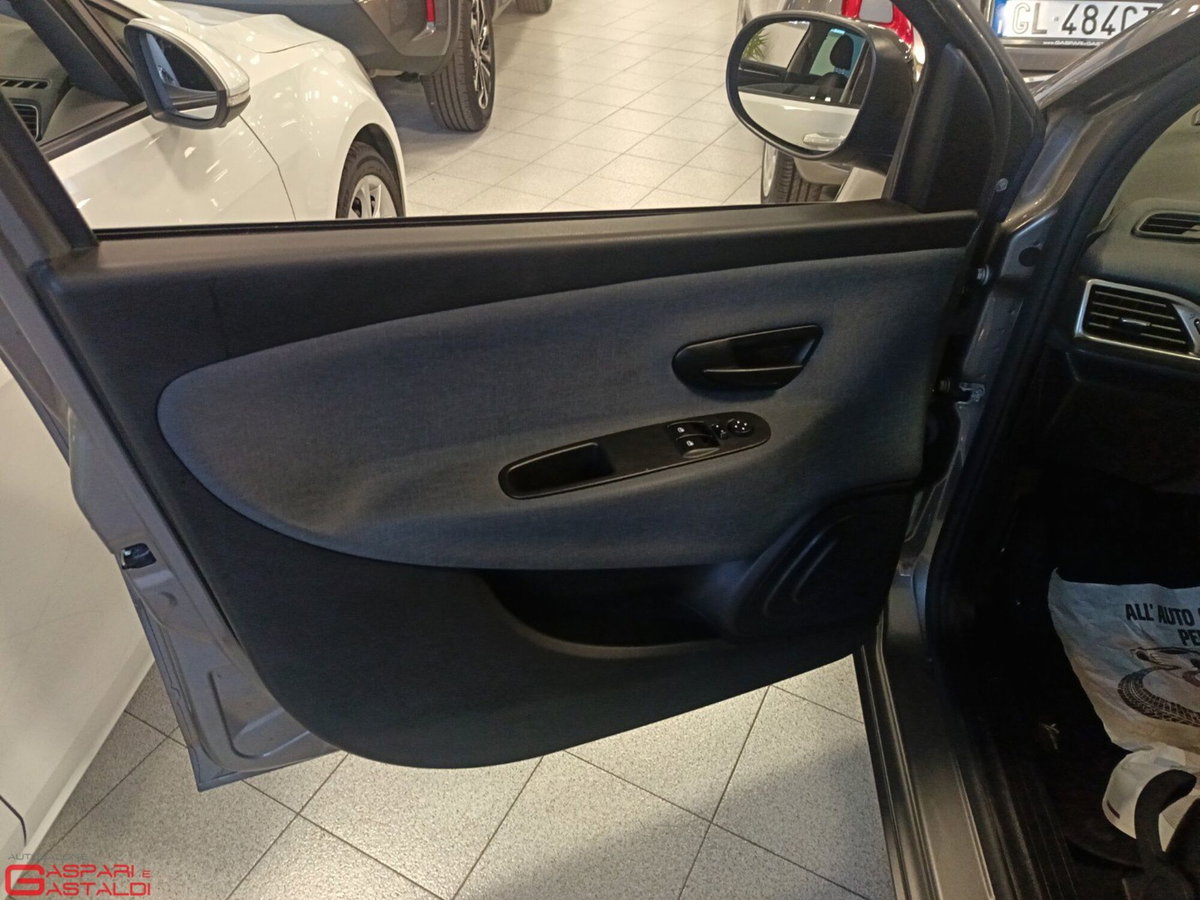 Lancia Ypsilon 1.0 FireFly 5 porte S&S Hybrid Ecochic Gold (10)