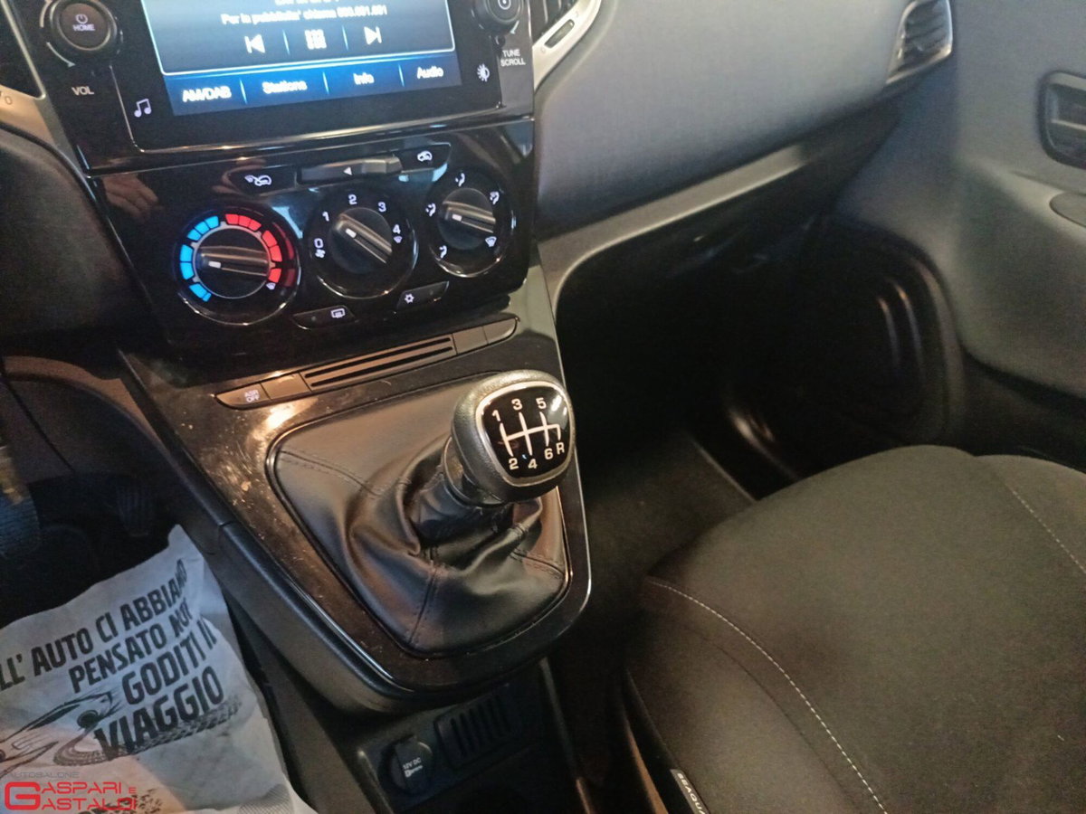 Lancia Ypsilon 1.0 FireFly 5 porte S&S Hybrid Ecochic Gold (14)