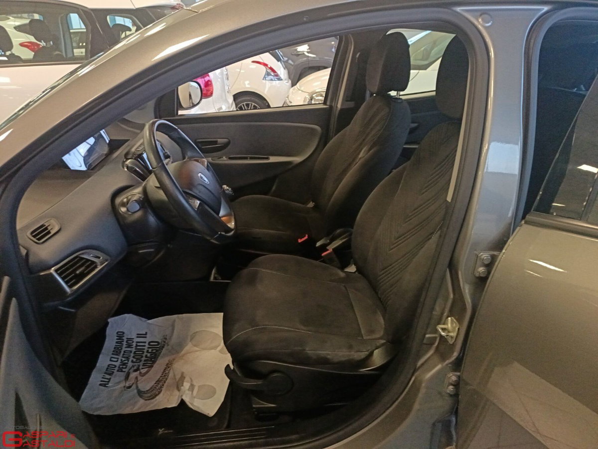 Lancia Ypsilon 1.0 FireFly 5 porte S&S Hybrid Ecochic Gold (8)