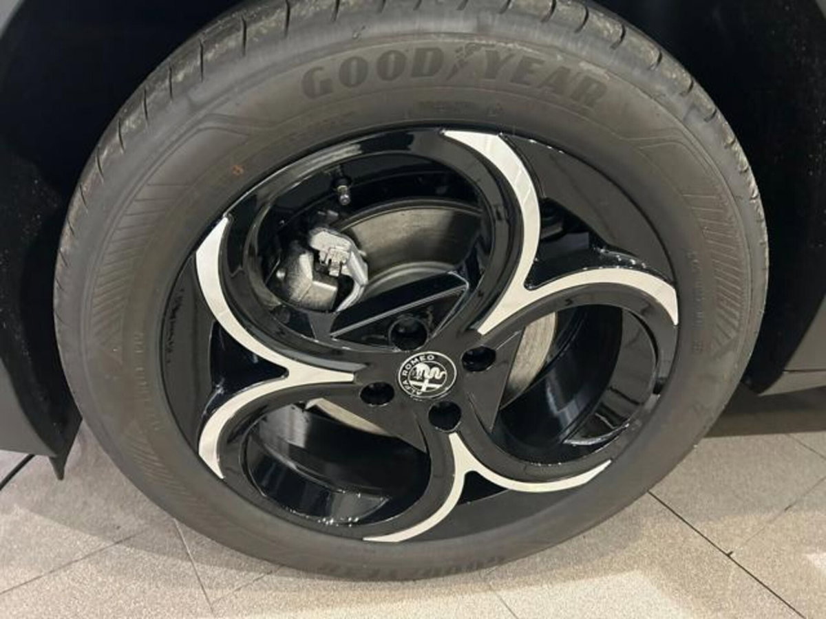 Alfa Romeo Junior 1.2 ibrida Sport Speciale 145cv edct6 (4)