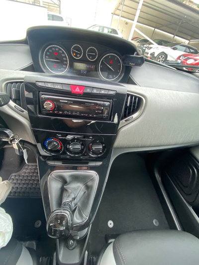 Lancia Ypsilon 1.3 MJT 16V 95 CV 5 porte S&S Silver (10)