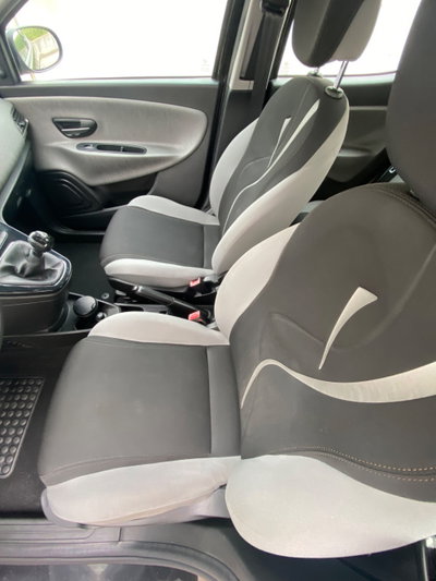 Lancia Ypsilon 1.3 MJT 16V 95 CV 5 porte S&S Silver (7)