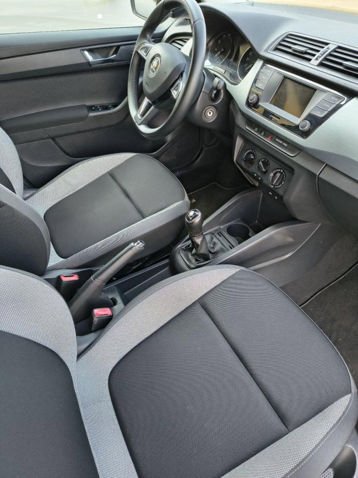 Skoda Fabia 1.0 MPI 75 CV Design Edition (5)