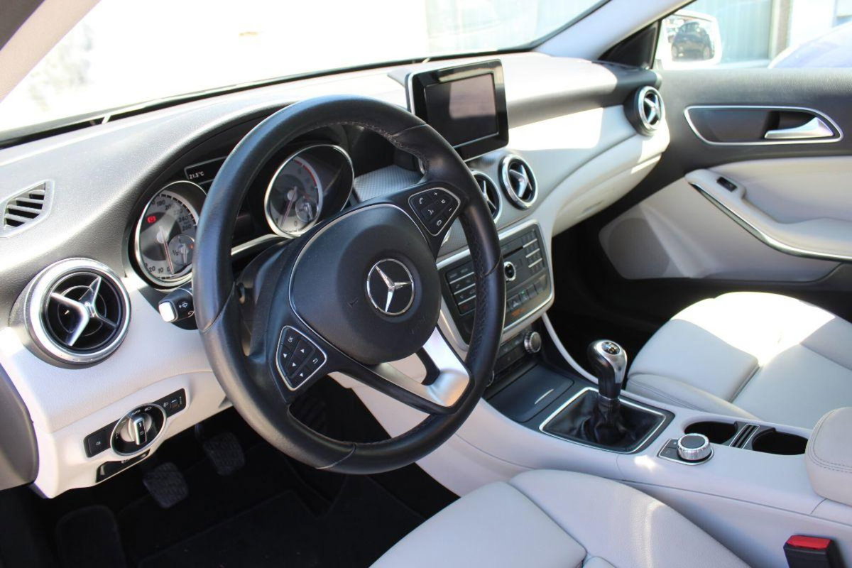 Mercedes-Benz GLA SUV 180 d Premium (10)