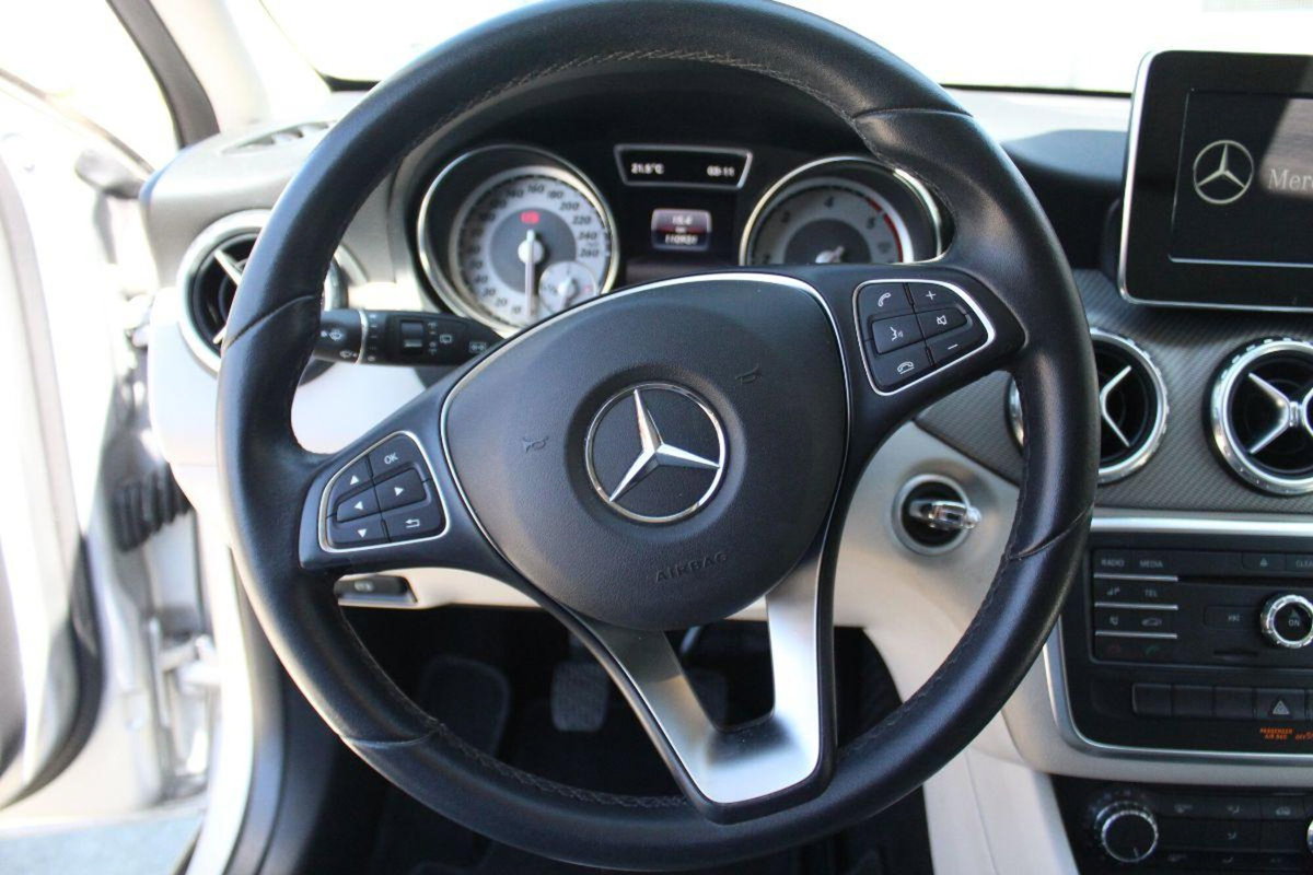 Mercedes-Benz GLA SUV 180 d Premium (11)