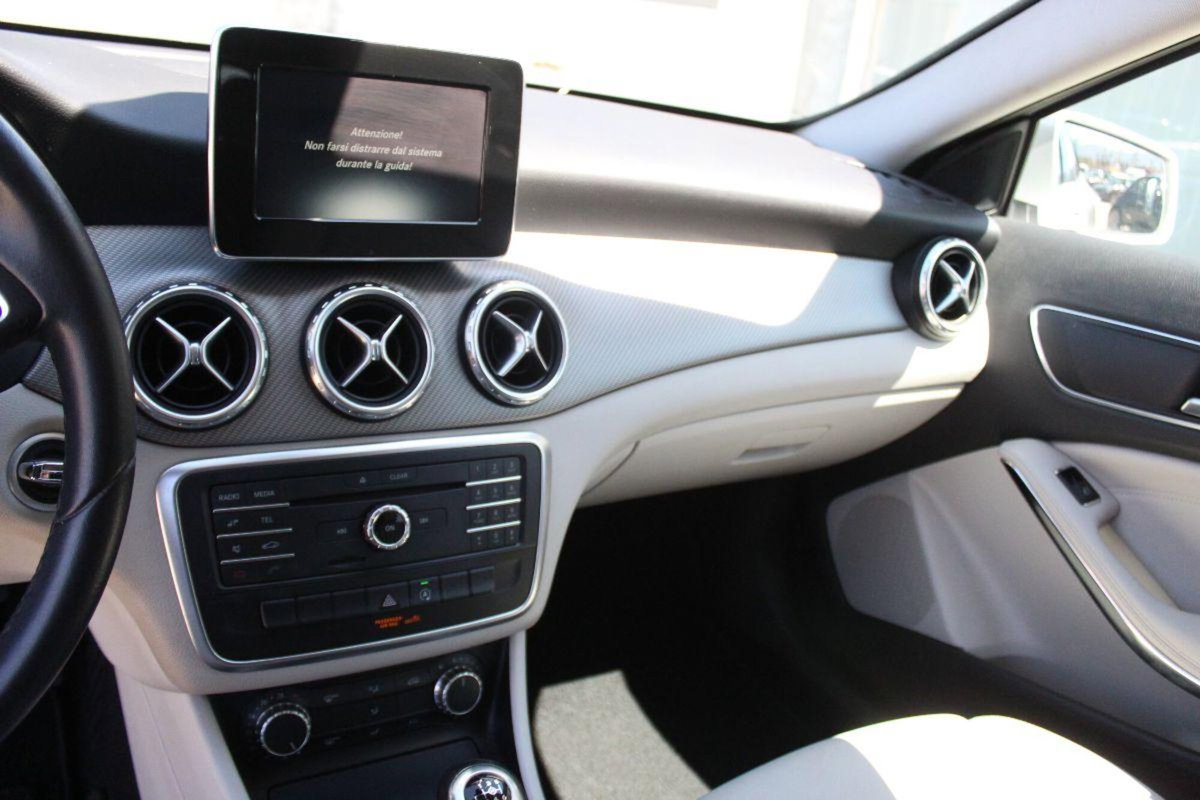 Mercedes-Benz GLA SUV 180 d Premium (12)