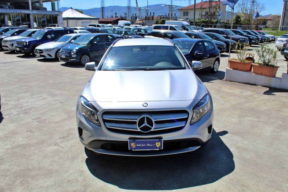 Mercedes-Benz GLA SUV 180 d Premium (2)