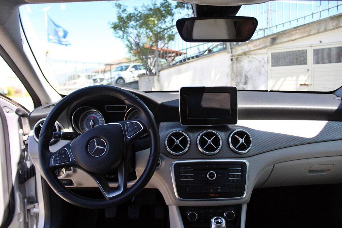 Mercedes-Benz GLA SUV 180 d Premium (20)
