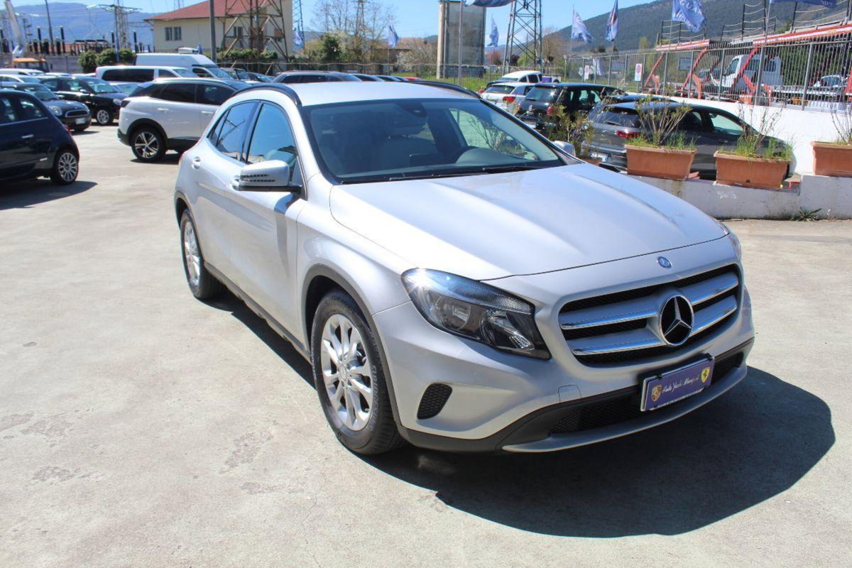 Mercedes-Benz GLA SUV 180 d Premium (3)
