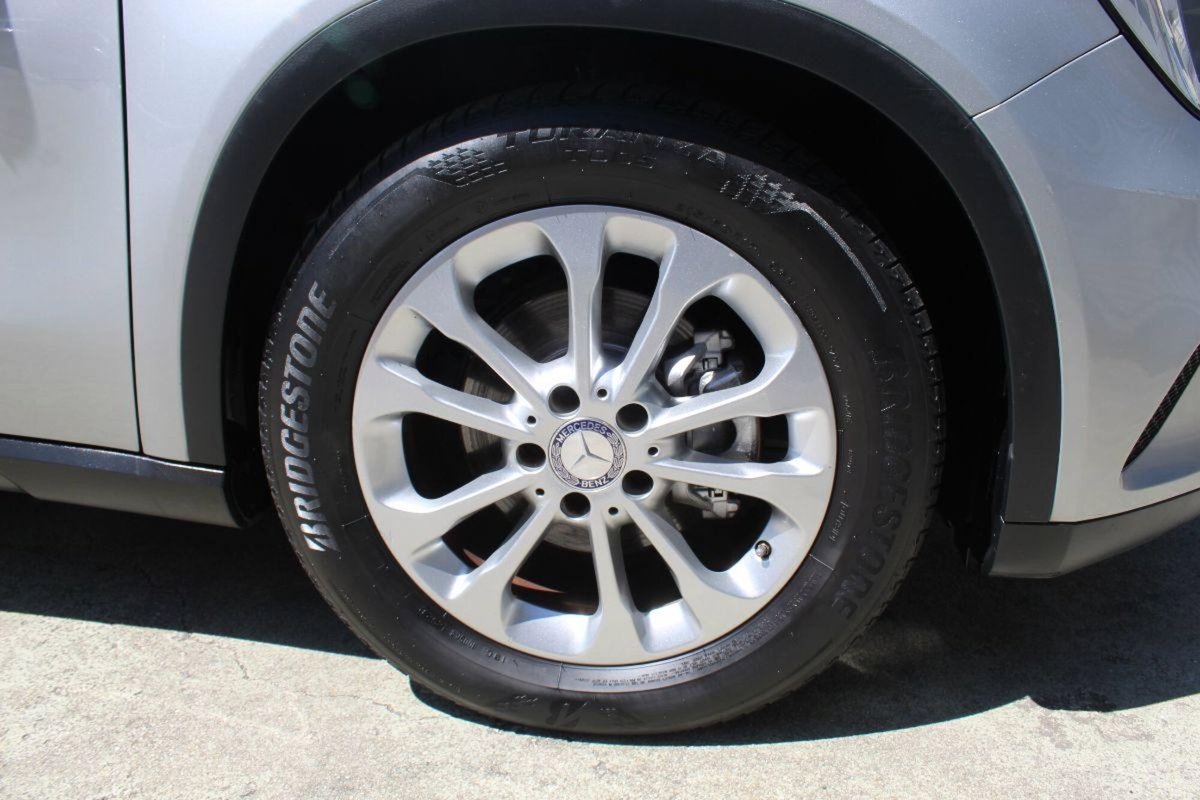 Mercedes-Benz GLA SUV 180 d Premium (4)