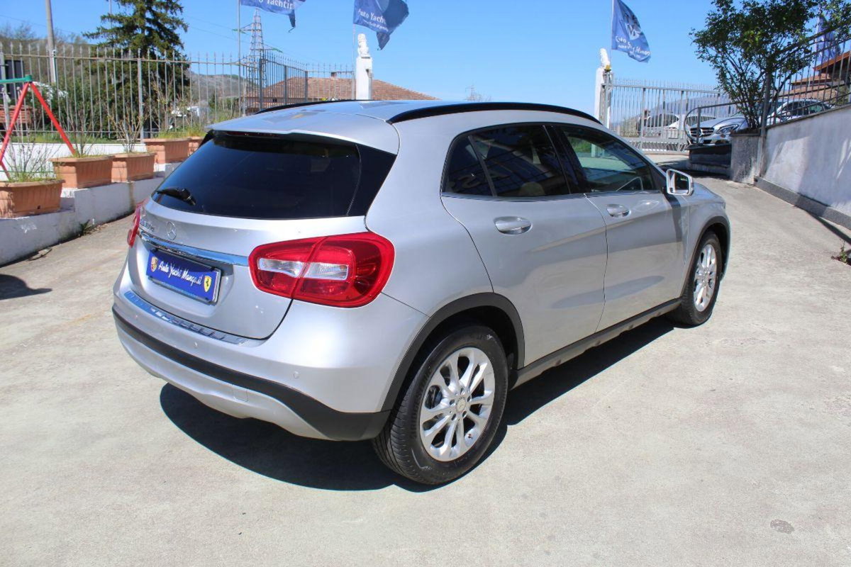 Mercedes-Benz GLA SUV 180 d Premium (5)