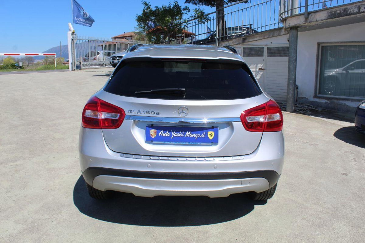 Mercedes-Benz GLA SUV 180 d Premium (6)