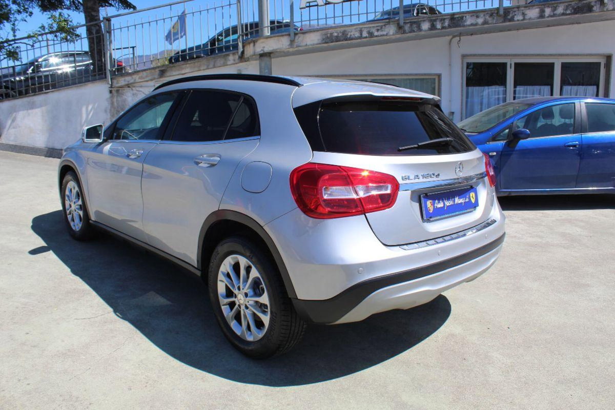 Mercedes-Benz GLA SUV 180 d Premium (7)