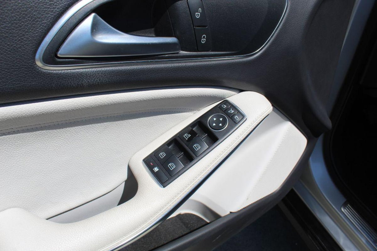 Mercedes-Benz GLA SUV 180 d Premium (8)