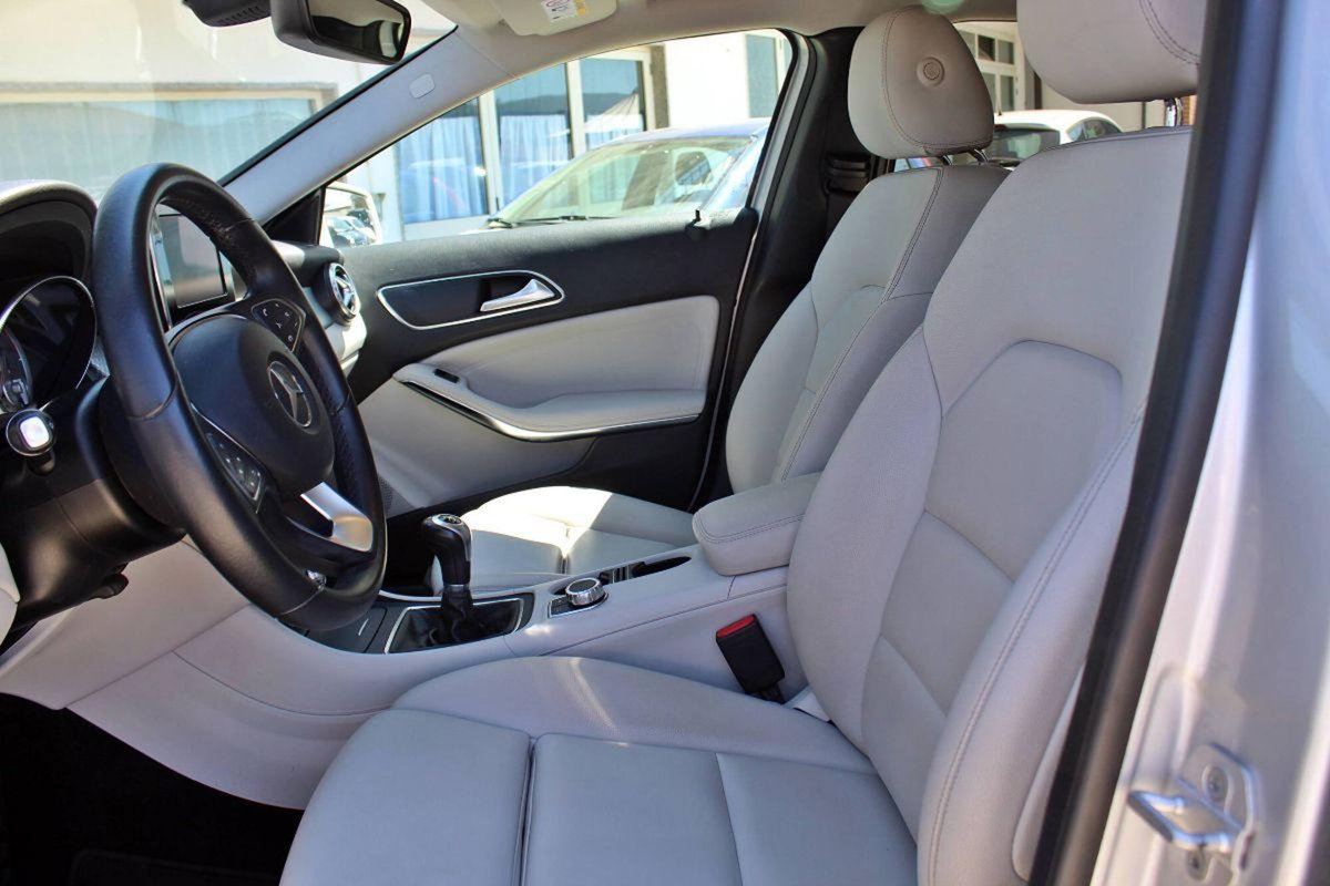 Mercedes-Benz GLA SUV 180 d Premium (9)
