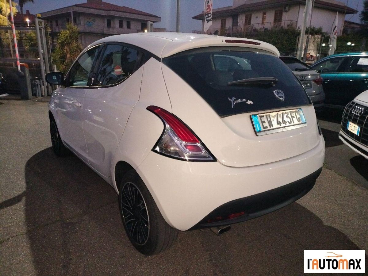 Lancia Ypsilon 1.3 MJT 16V 95 CV 5 porte S&S Silver (4)