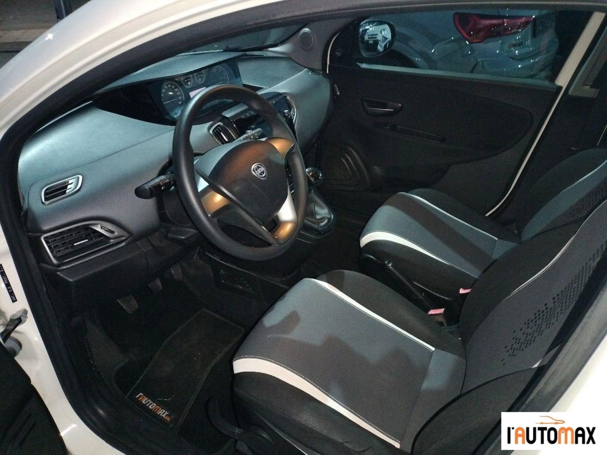 Lancia Ypsilon 1.3 MJT 16V 95 CV 5 porte S&S Silver (7)