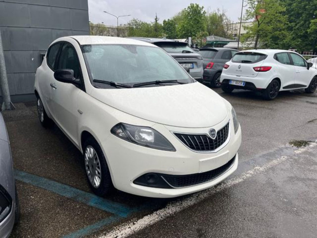 Lancia Ypsilon 1.0 FireFly 5 porte S&S Hybrid Ecochic Silver