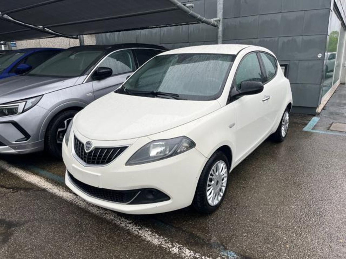 Lancia Ypsilon 1.0 FireFly 5 porte S&S Hybrid Ecochic Silver (2)