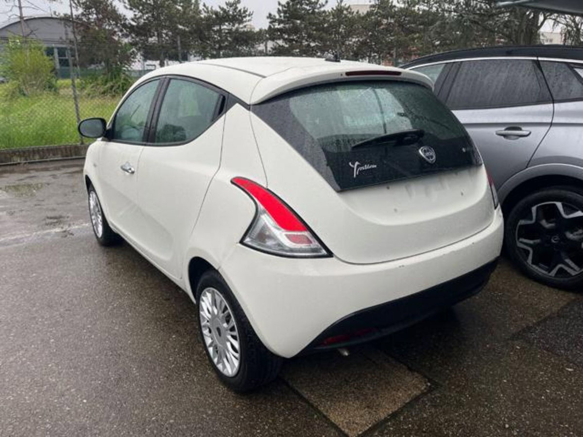 Lancia Ypsilon 1.0 FireFly 5 porte S&S Hybrid Ecochic Silver (3)