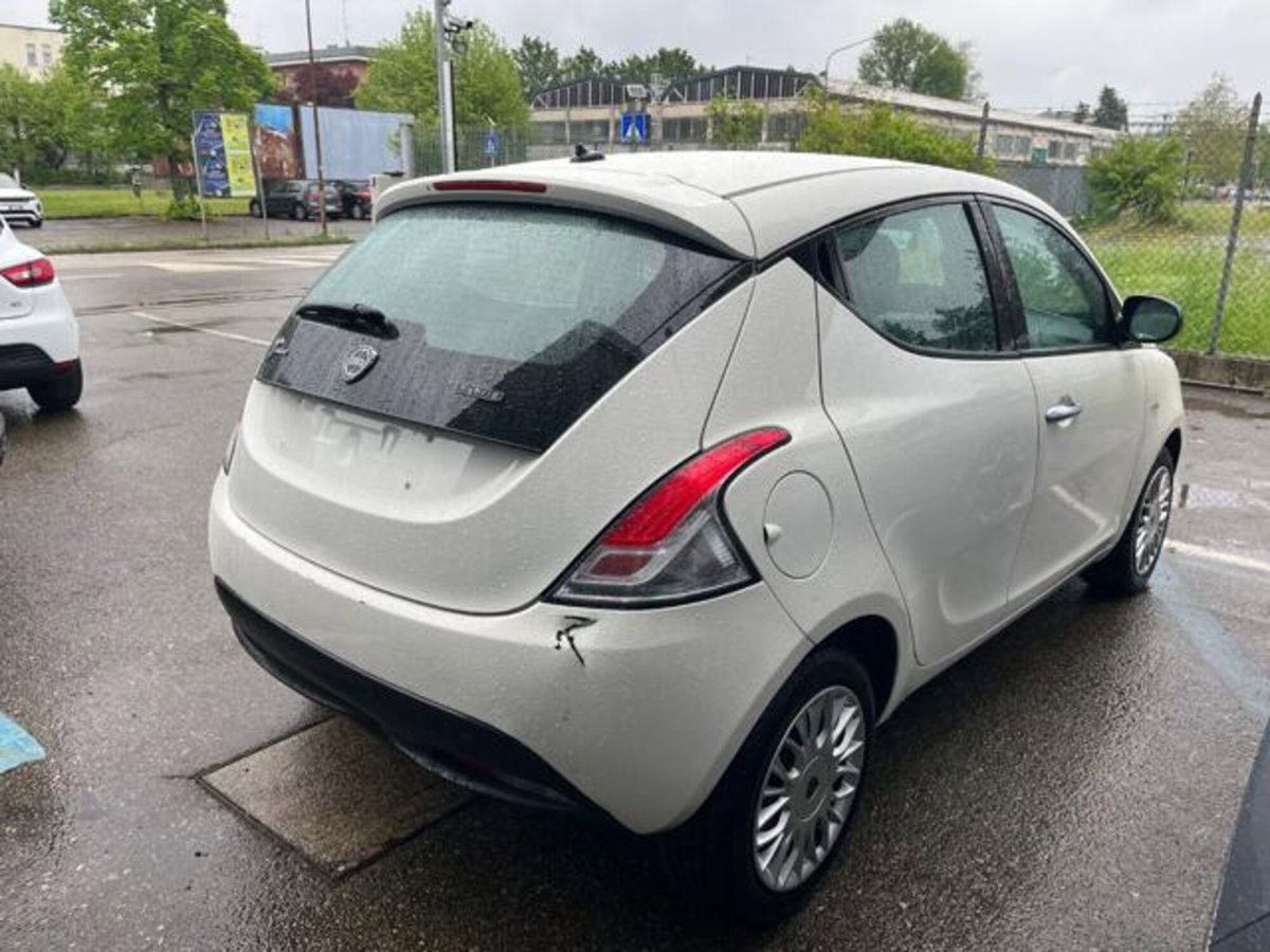 Lancia Ypsilon 1.0 FireFly 5 porte S&S Hybrid Ecochic Silver (4)