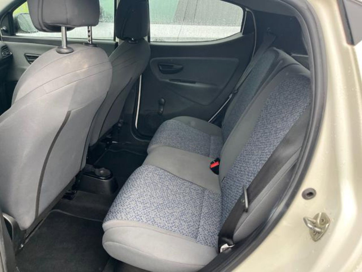Lancia Ypsilon 1.0 FireFly 5 porte S&S Hybrid Ecochic Silver (5)