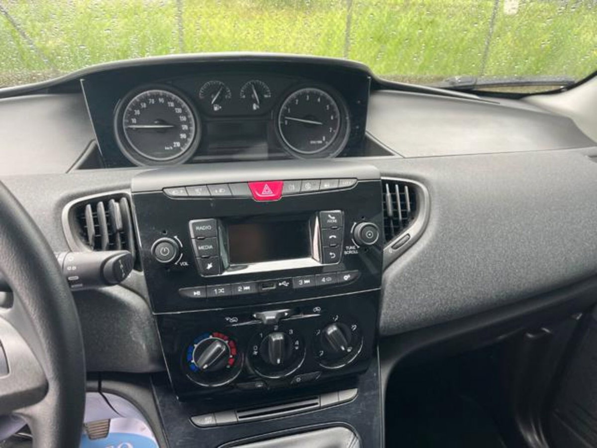 Lancia Ypsilon 1.0 FireFly 5 porte S&S Hybrid Ecochic Silver (6)