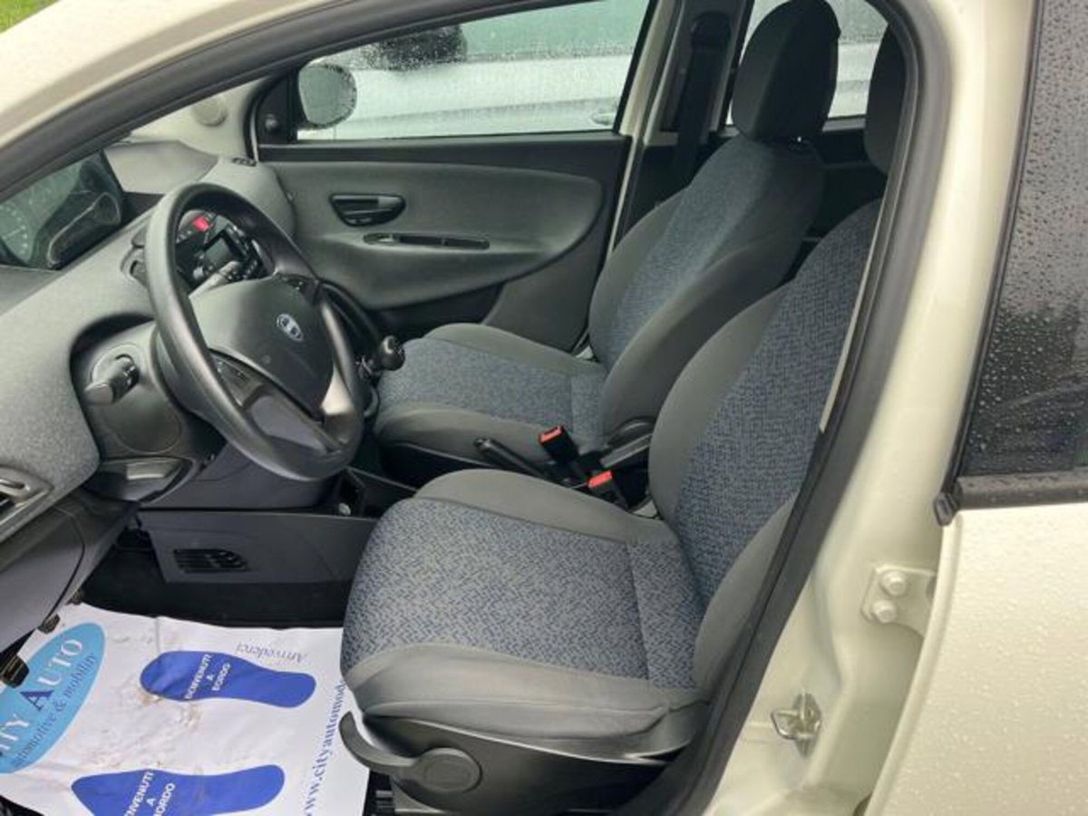 Lancia Ypsilon 1.0 FireFly 5 porte S&S Hybrid Ecochic Silver (8)