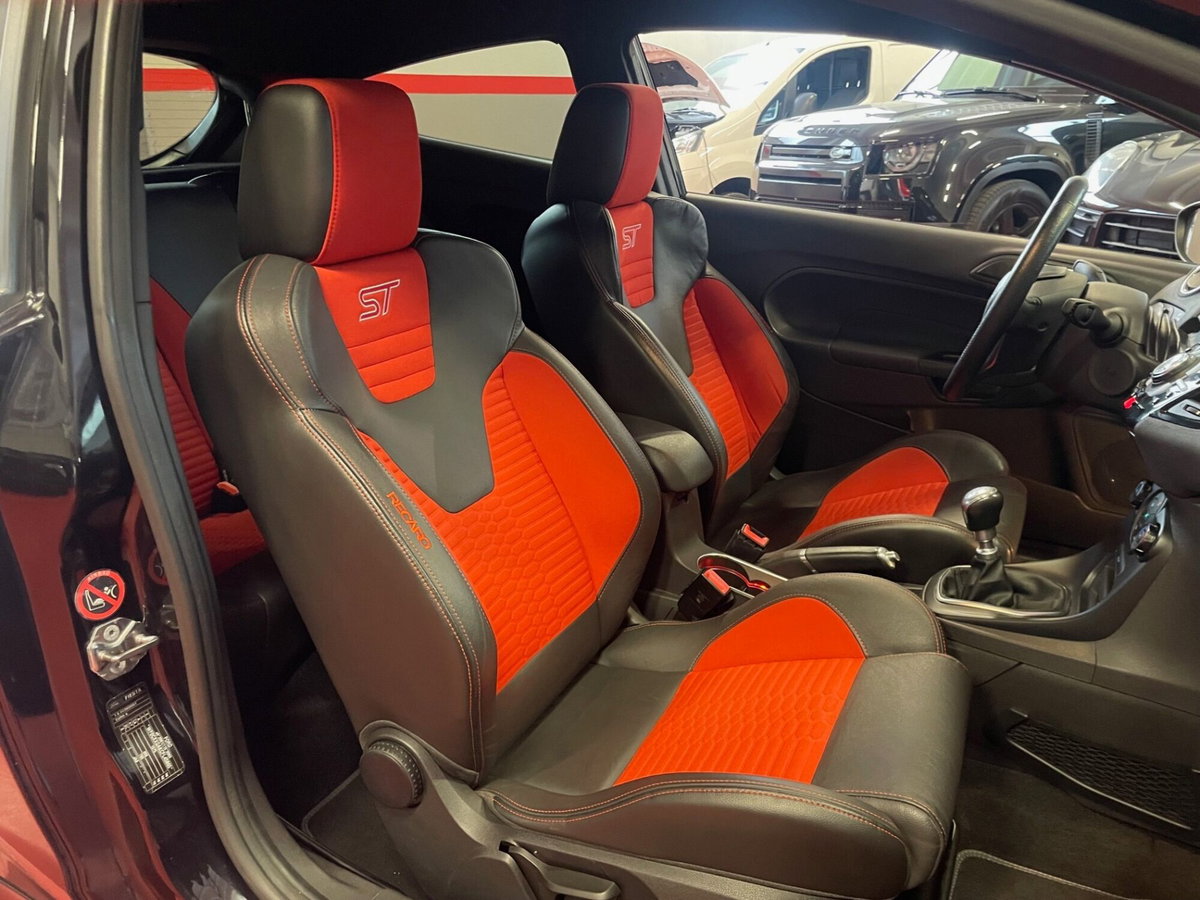 Ford Fiesta 1.6 182CV 3 porte ST (14)