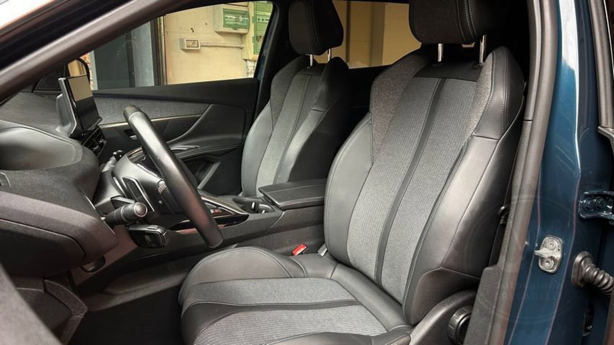 Peugeot 3008 Hybrid4 300 e-EAT8 Allure Pack (9)