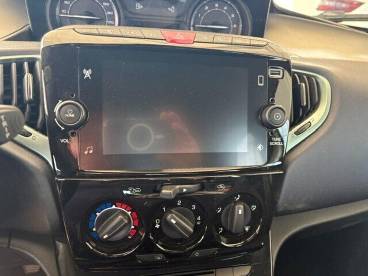 Lancia Ypsilon 1.0 FireFly 5 porte S&S Hybrid Gold Plus (4)