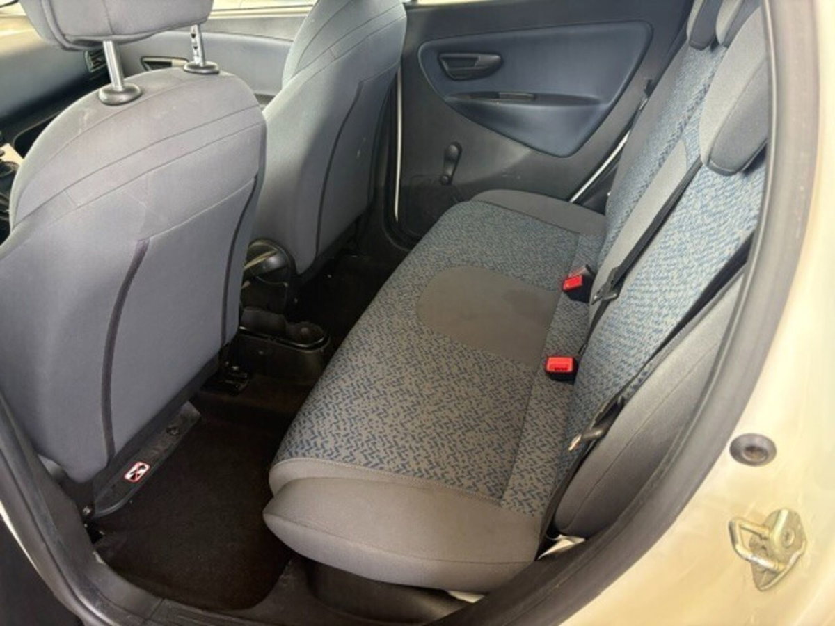 Lancia Ypsilon 1.0 FireFly 5 porte S&S Hybrid Gold Plus (8)