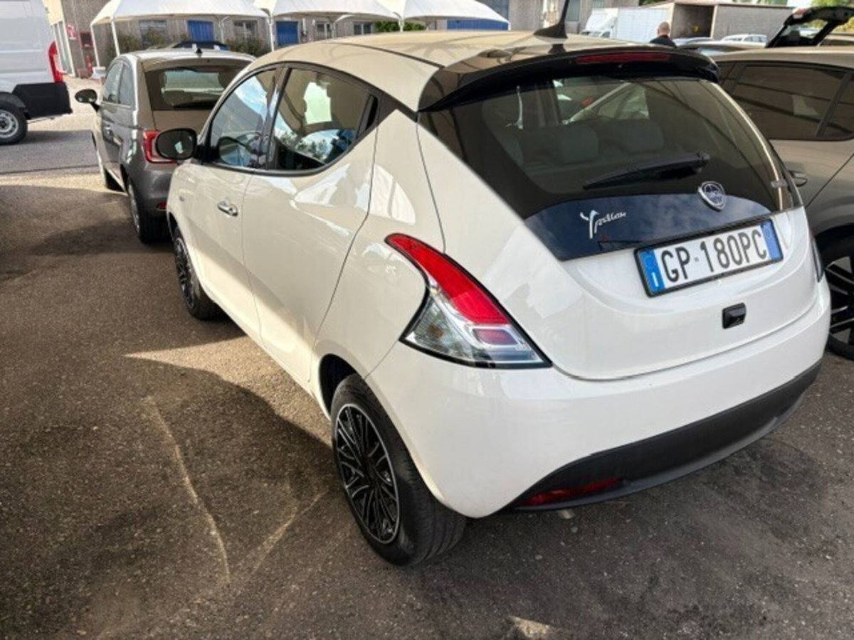 Lancia Ypsilon 1.0 FireFly 5 porte S&S Hybrid Gold Plus (9)