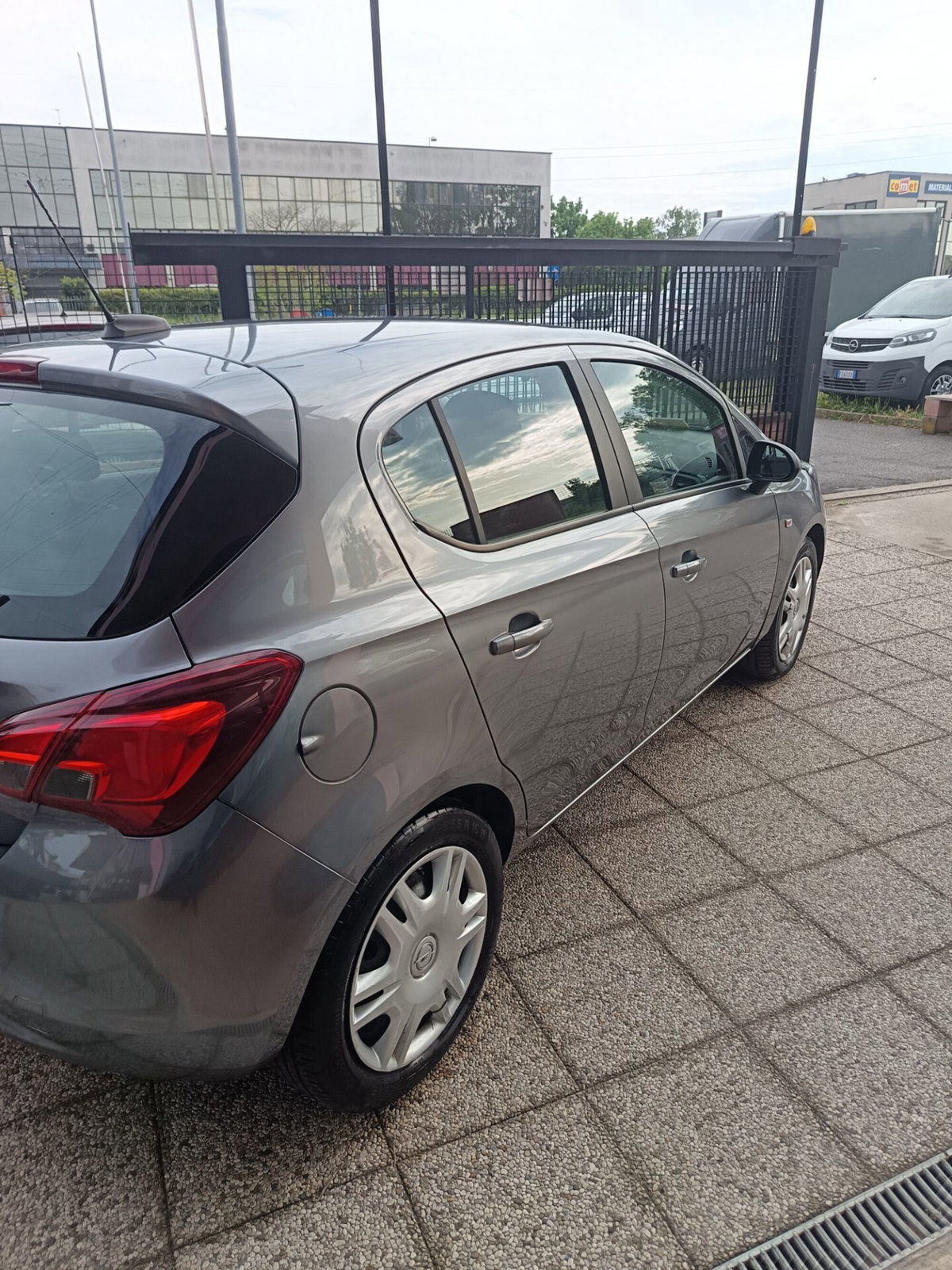 Opel Corsa 1.2 5 porte n-Joy (3)