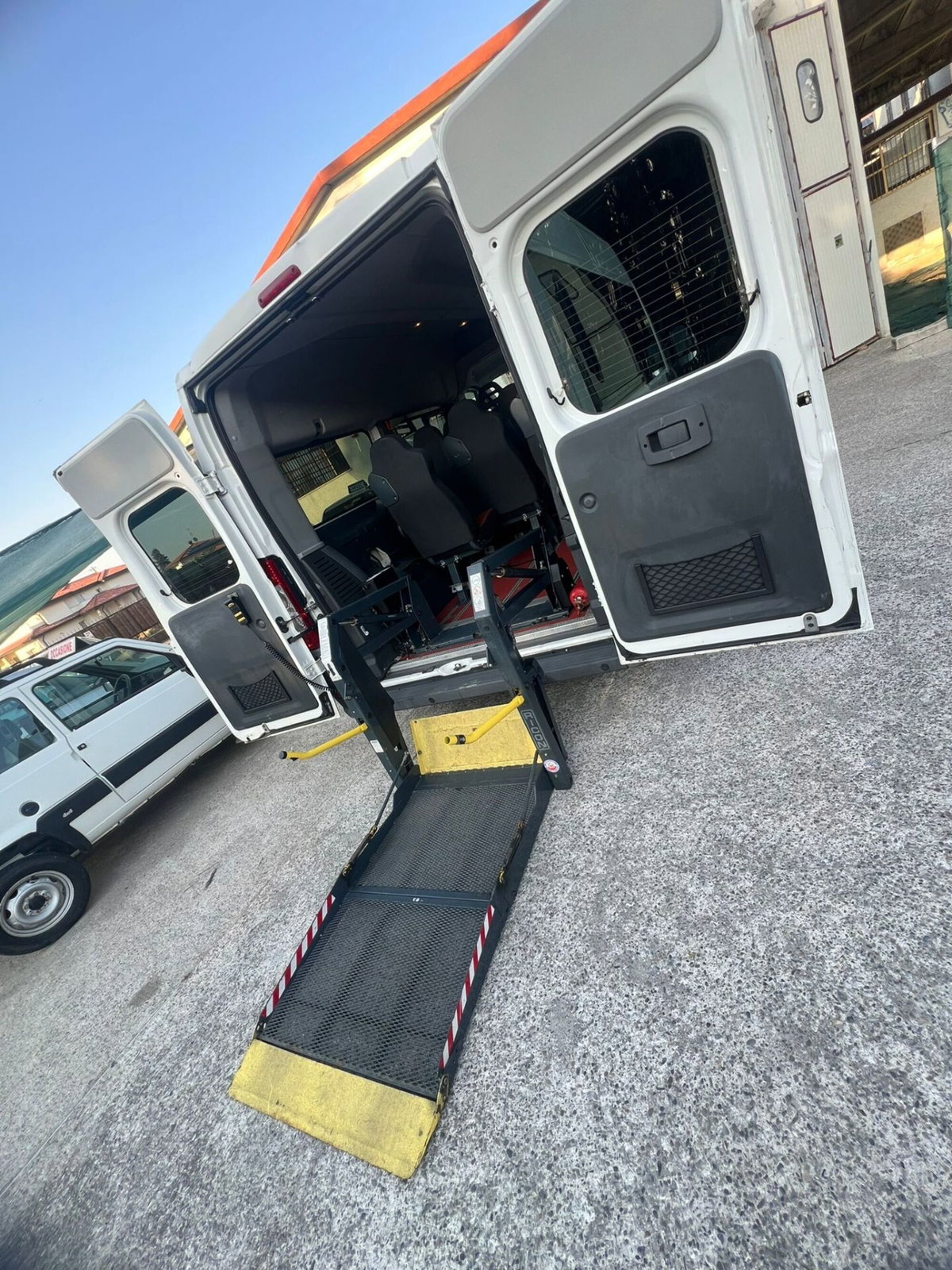 Fiat Ducato Furgone Vetrato 35 2.3 MJT PLM-TA Furgone Vetrato Maxi (9)