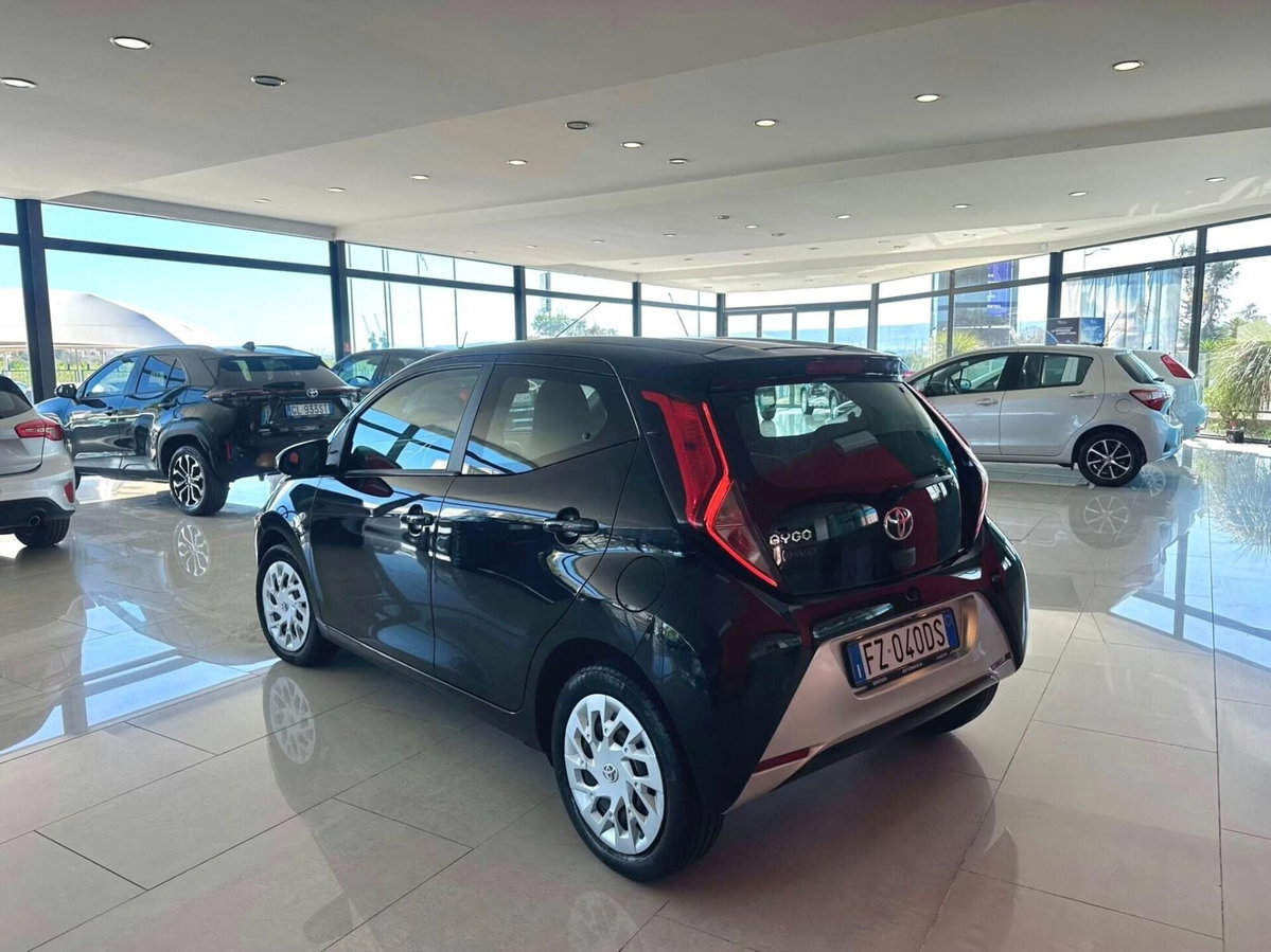 Toyota Aygo Connect 1.0 VVT-i 72 CV 5 porte x-play (2)