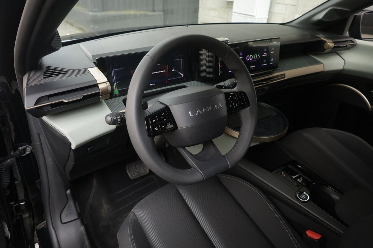 Lancia Ypsilon 1.2 mhev 110cv e-dct (14)