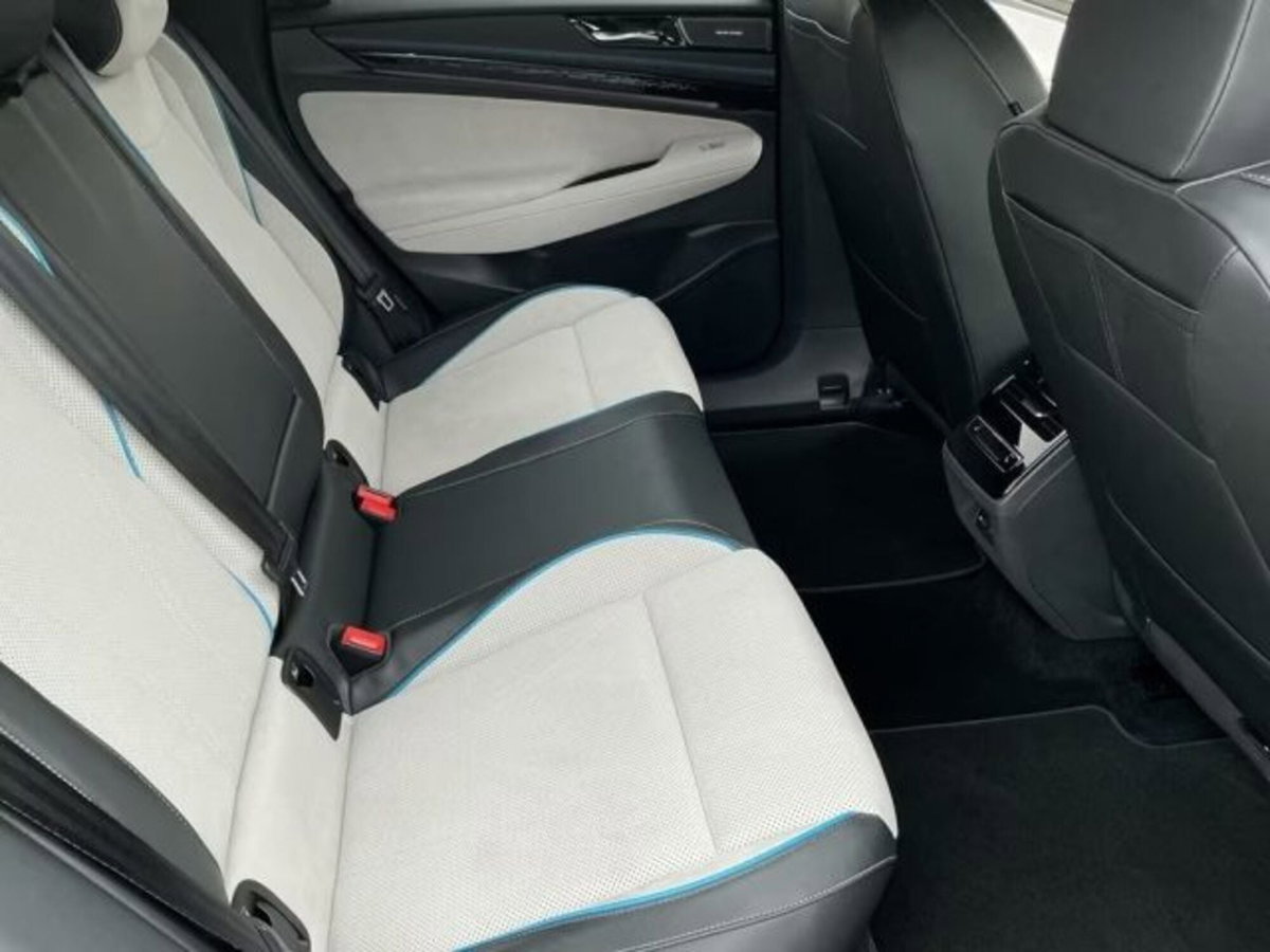 Volkswagen ID.7 77 kWh Pro 285cv (15)