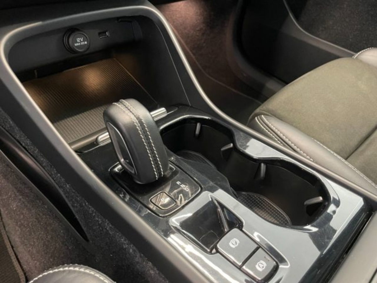 Volvo XC40 D4 AWD Geartronic R-design (5)