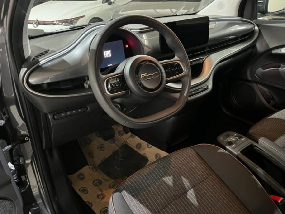 Fiat 500e Icon Berlina 42 kWh (9)