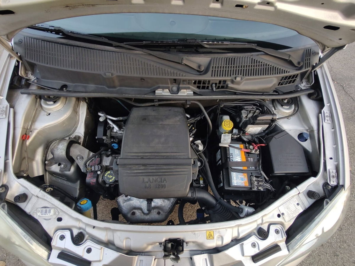 Lancia Ypsilon 1.4 Argento Ecochic GPL (10)