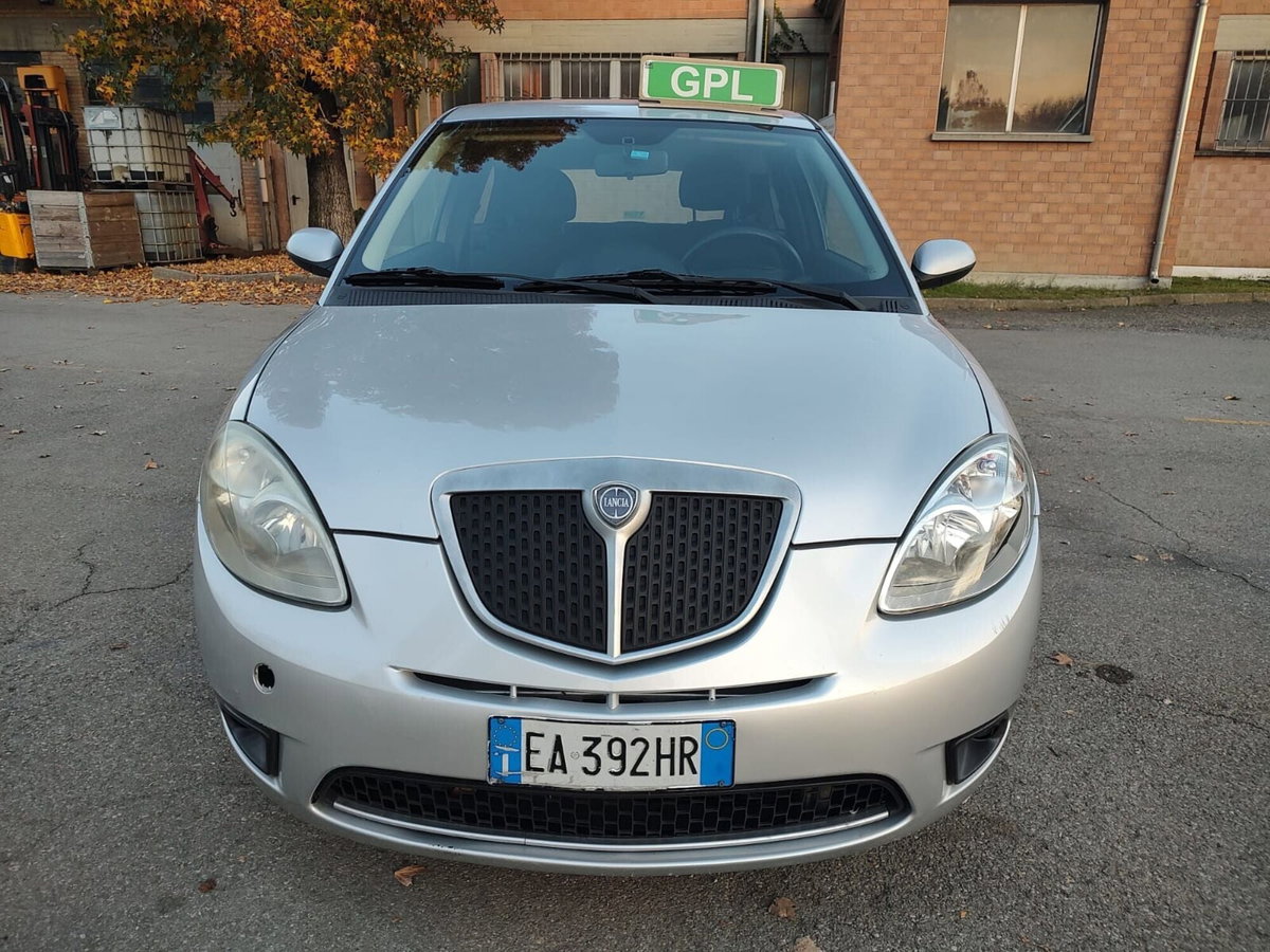 Lancia Ypsilon 1.4 Argento Ecochic GPL (2)