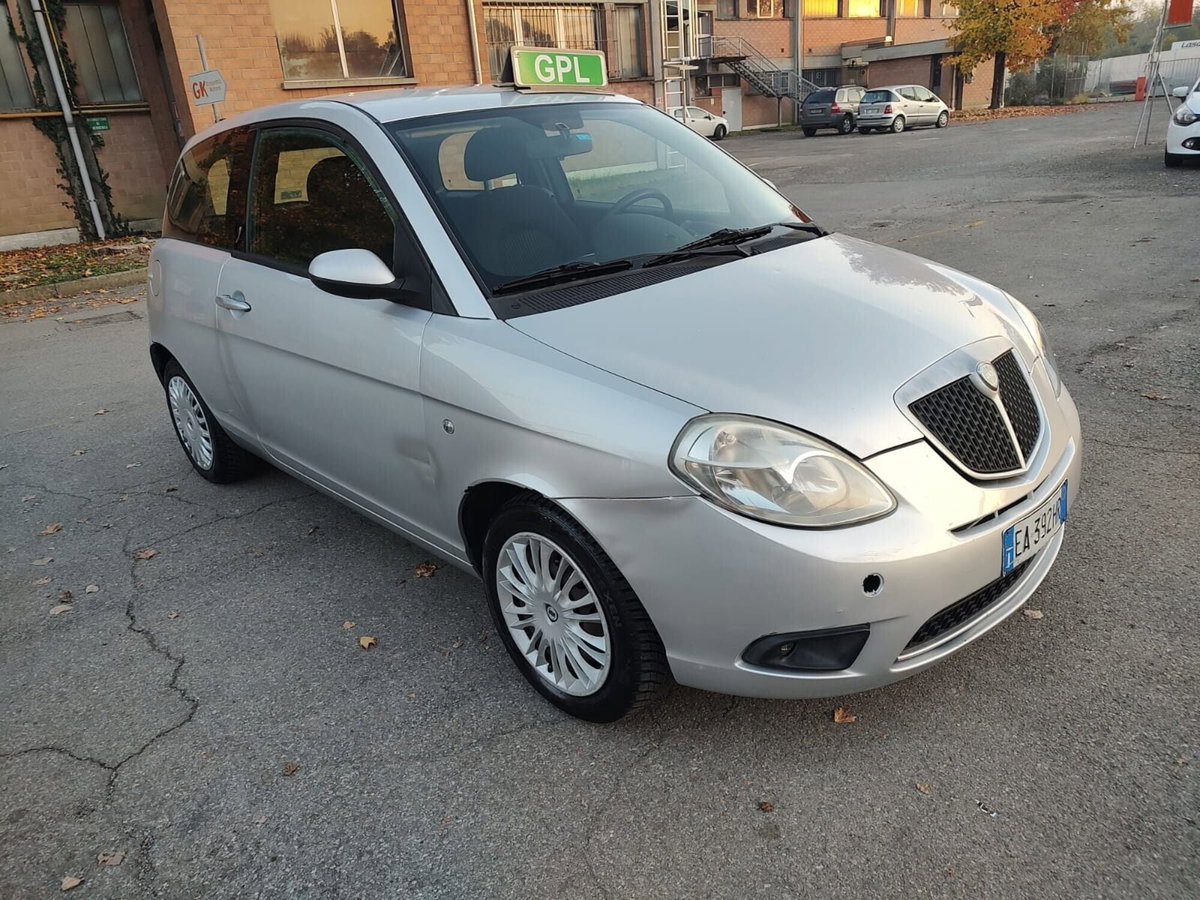 Lancia Ypsilon 1.4 Argento Ecochic GPL (3)