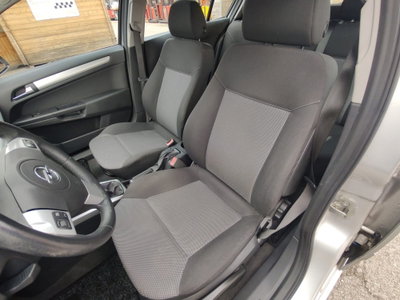 Opel Astra 1.6 115CV 5 porte Cosmo (9)