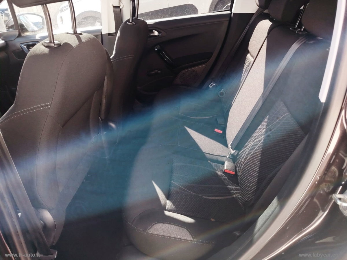 Peugeot 208 VTi 82 CV 5 porte Allure (12)
