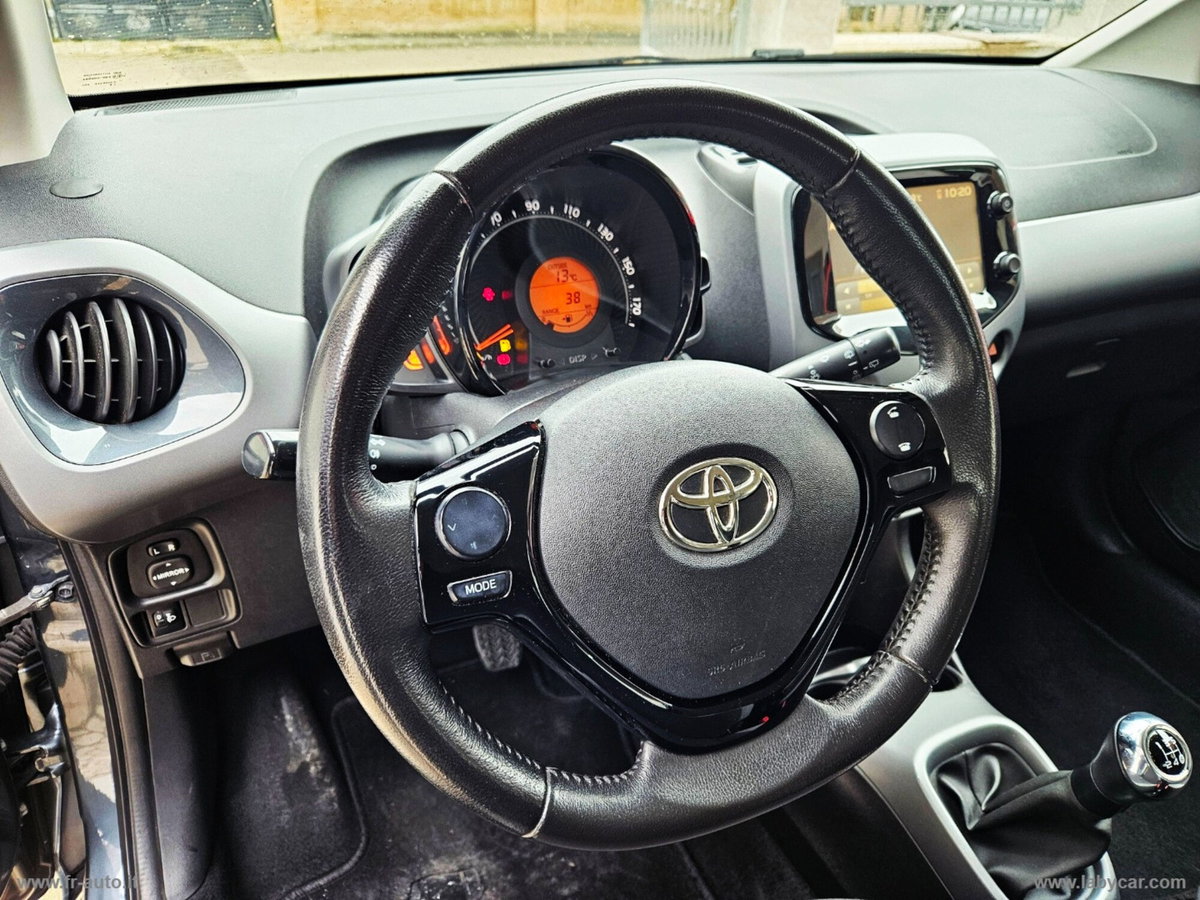 Toyota Aygo 1.0 VVT-i 72 CV 5 porte x-cite (10)