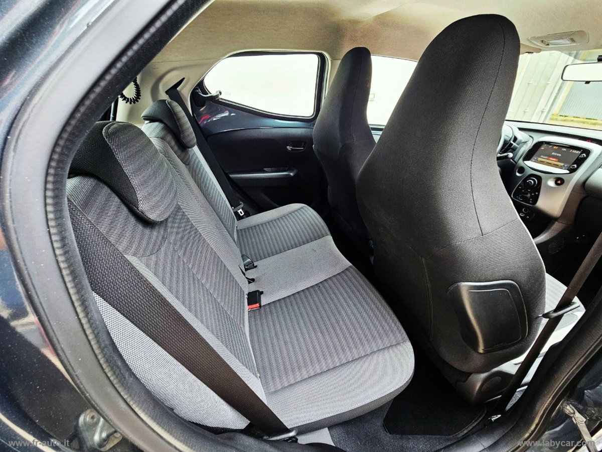 Toyota Aygo 1.0 VVT-i 72 CV 5 porte x-cite (14)