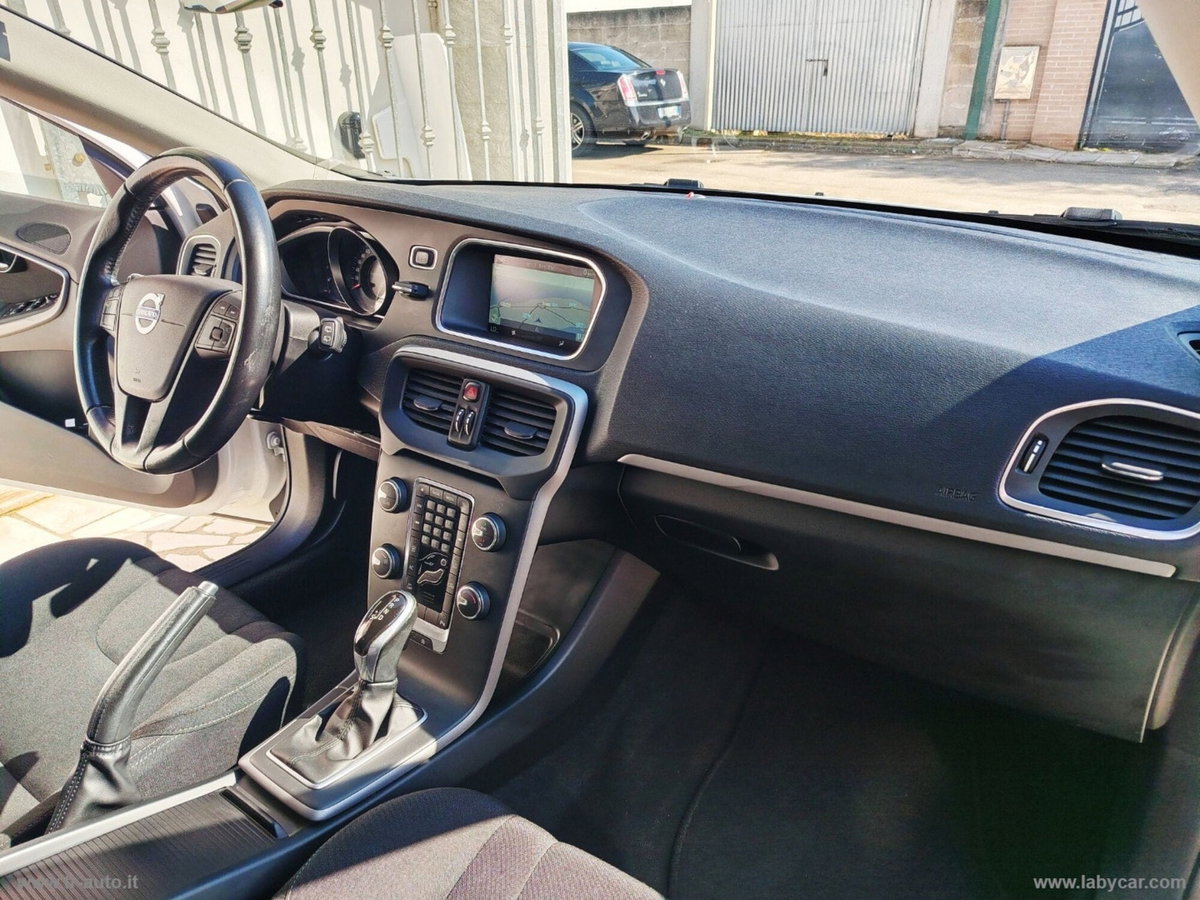 Volvo V40 D2 1.6 Powershift Summum (12)