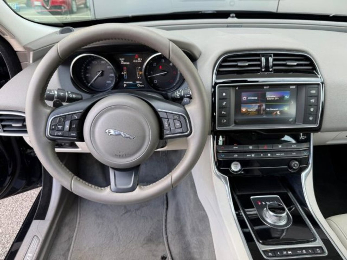 Jaguar XE 2.0 D Turbo 180CV aut. Prestige (10)
